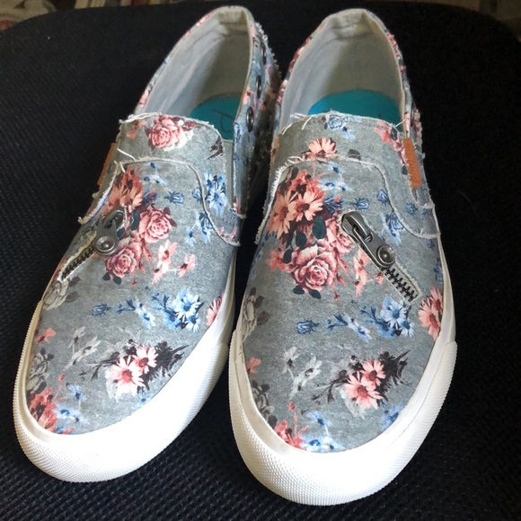 Beautiful flower slip on shoes - Picture 1 of 7